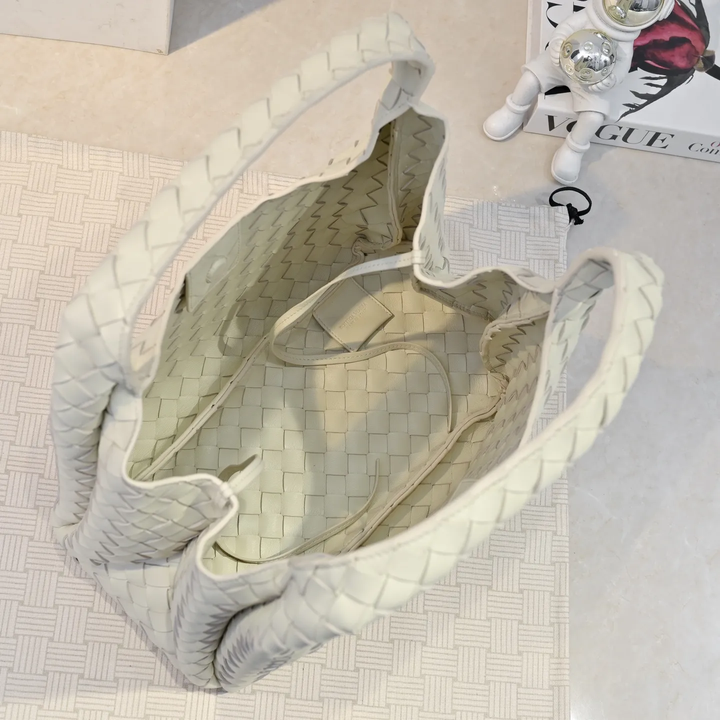 Batch 2160 new products are coming! BOTTEGA VENETA Bottega Veneta's 2025 new Campana shoulder bag is on the market~ First of all, I would like to praise the weight of this bag. As a not too small bag, it is very light for daily use. For people like me who need to carry a lot of belongings when going out, this advantage is great, and it greatly reduces the burden of traveling. 🛍️The shape is a bit like a combination of parachute and jodie. The blunt triangle shape is cute and honest. Carrying it on your back when going shopping is a good mood accelerator. The handles and body of the bag are both classic weaves. A tie is added to the original open design. If it is not tied up, the bag will look like a small vegetable basket when carried. Style number: 4249 Size: 33*20*16.5cm